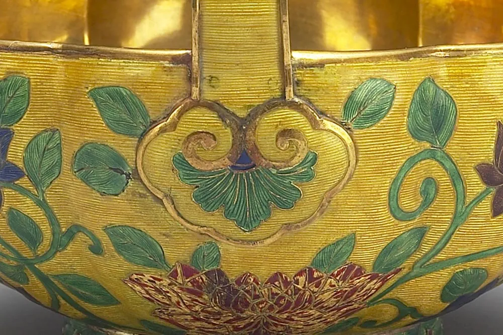 清代金胎内填珐琅番莲纹提篮局部 (2)