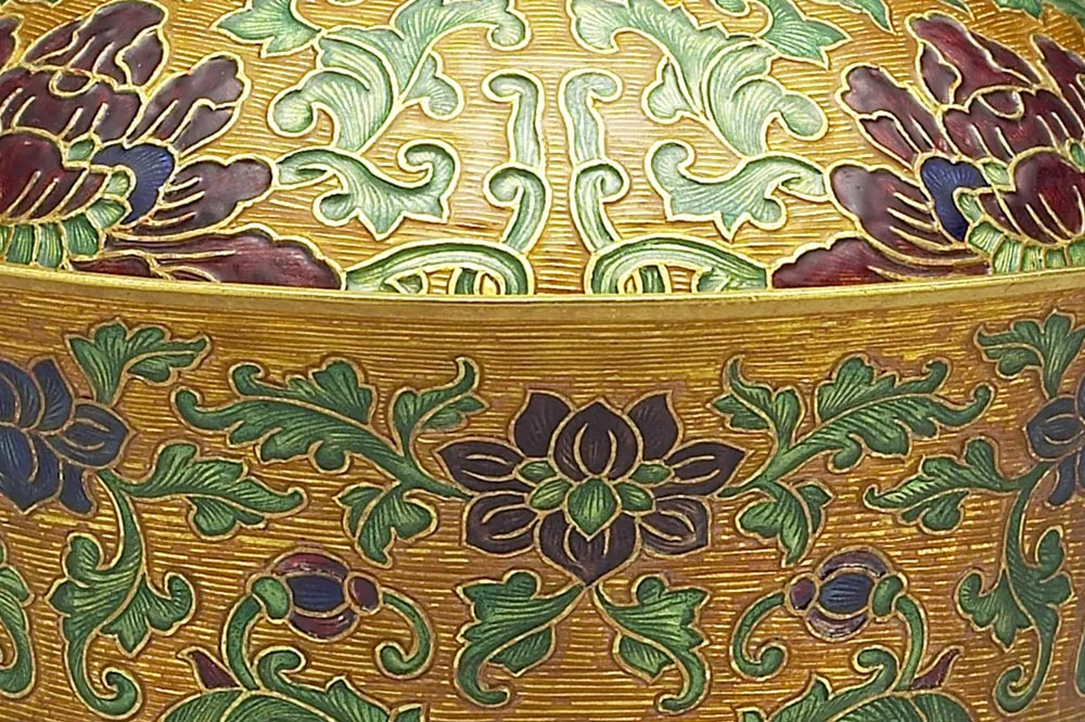 清代乾隆金胎内填珐琅番莲纹盖盏局部 (3)