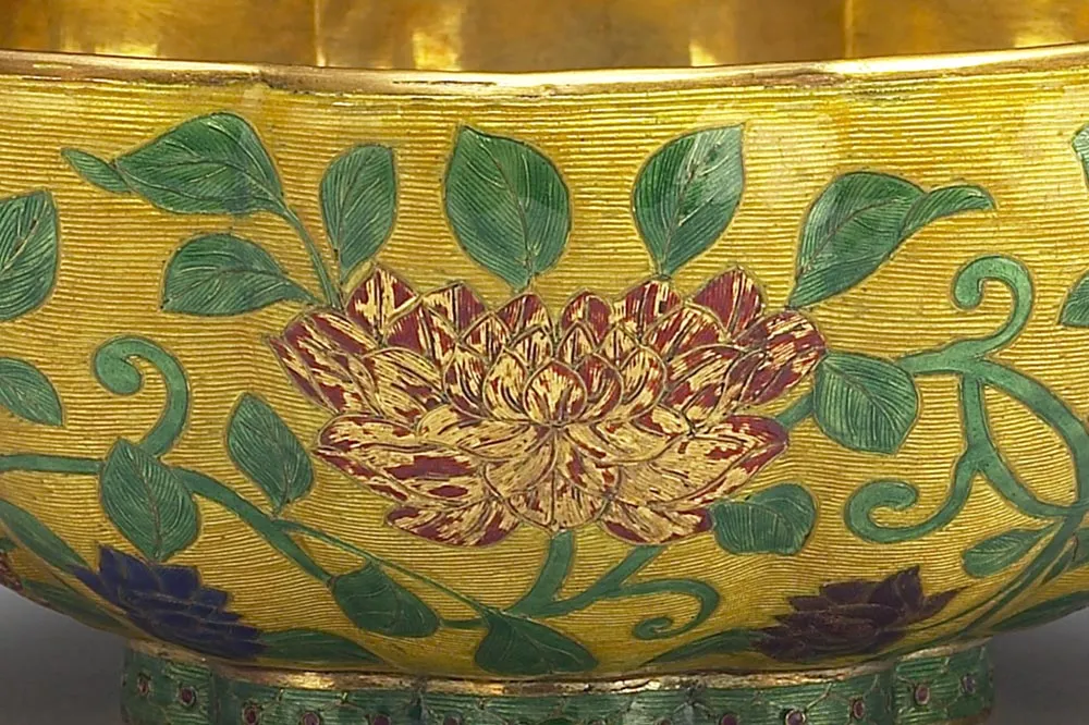 清代金胎内填珐琅番莲纹提篮局部 (1)