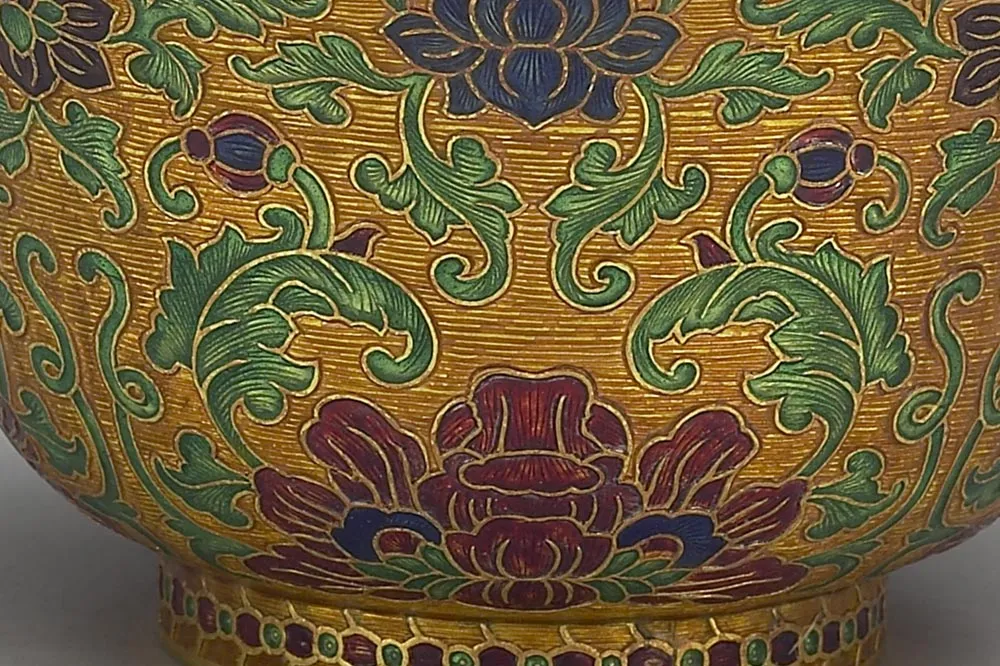 清代乾隆金胎内填珐琅番莲纹盖盏局部 (2)