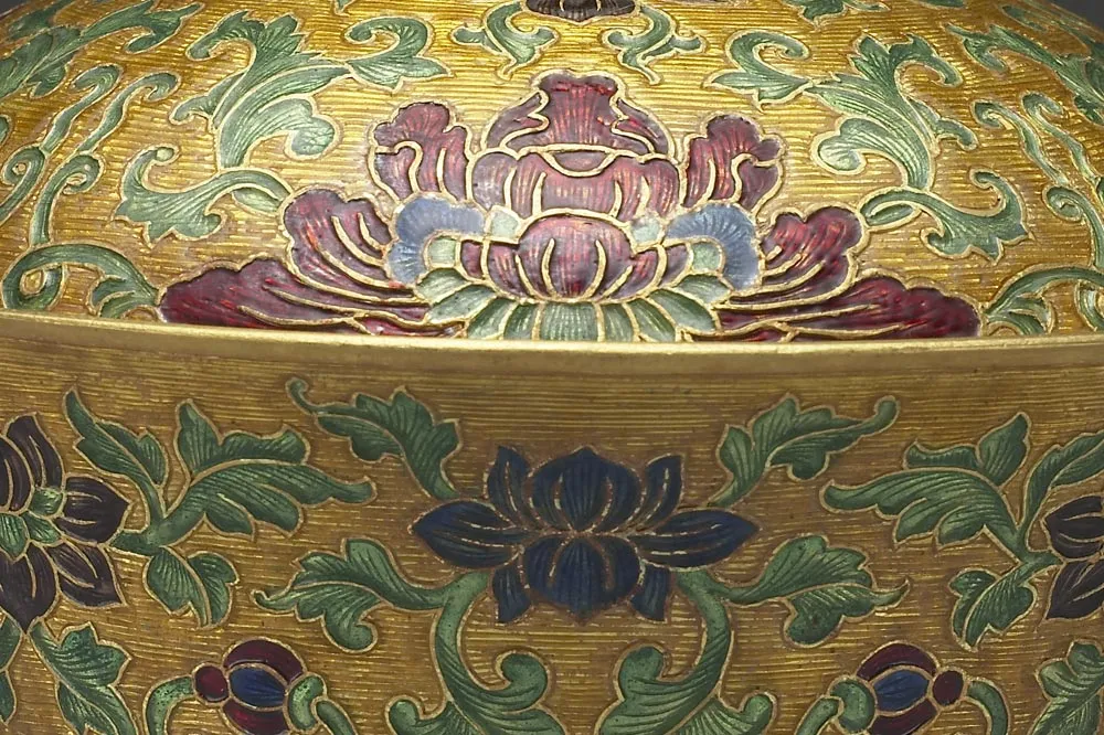 清代金胎内填珐琅番莲纹盖盏局部 (1)