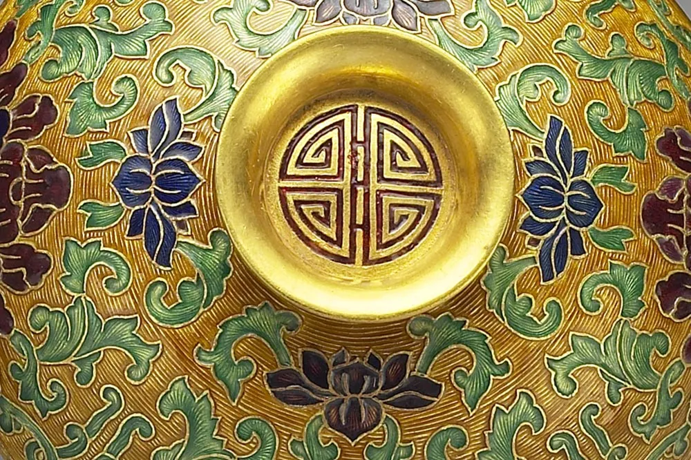 清代乾隆金胎内填珐琅番莲纹盖盏局部 (4)