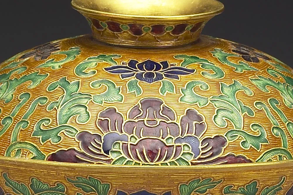 清代乾隆金胎内填珐琅番莲纹盖盏局部 (1)