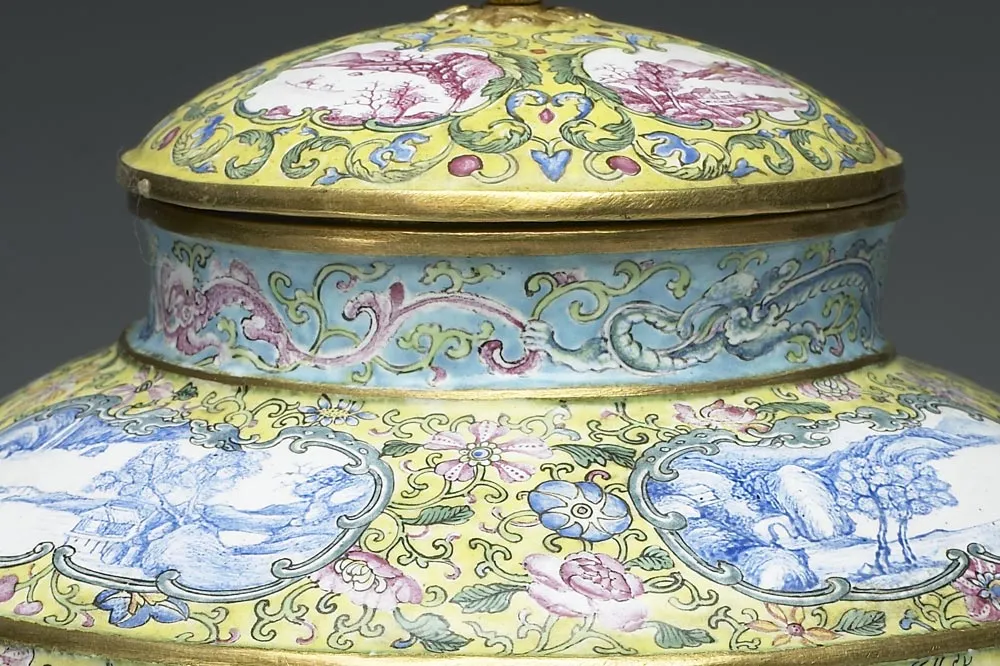 清代乾隆铜胎画珐琅风景盖罐局部 (1)