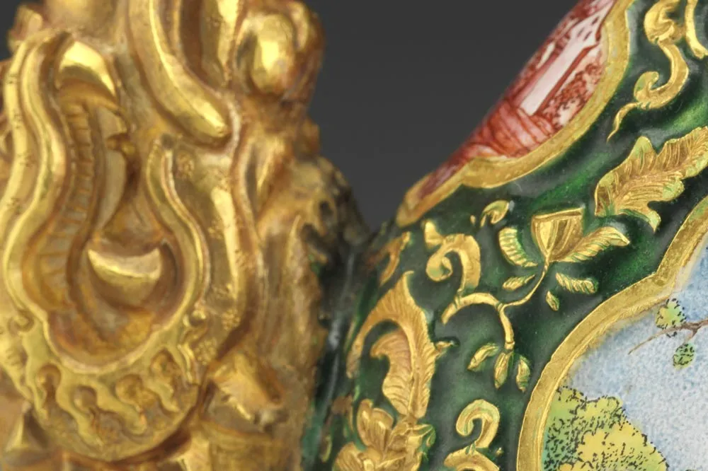 清代乾隆金胎内填兼画珐琅西方仕女图执壶局部 (2)