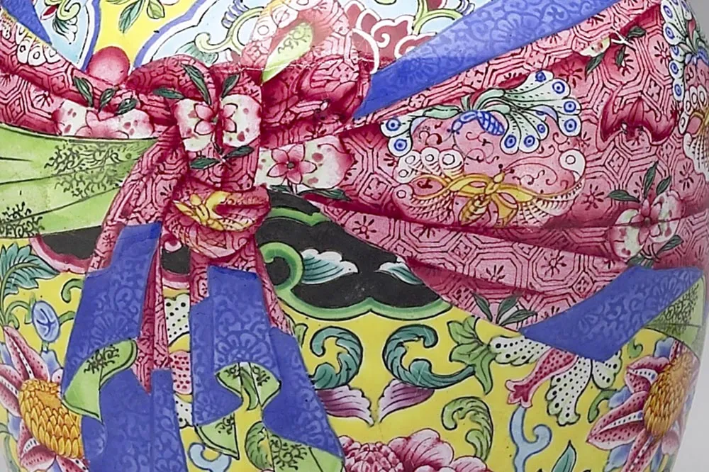 清代乾隆铜胎画珐琅包袱纹盖罐局部 (3)