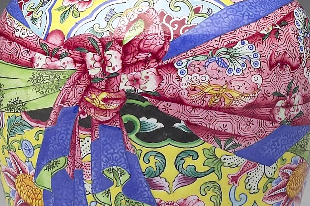 清代乾隆铜胎画珐琅包袱纹盖罐局部 (1)