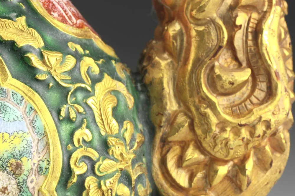 清代乾隆金胎内填兼画珐琅西方仕女图执壶局部 (4)