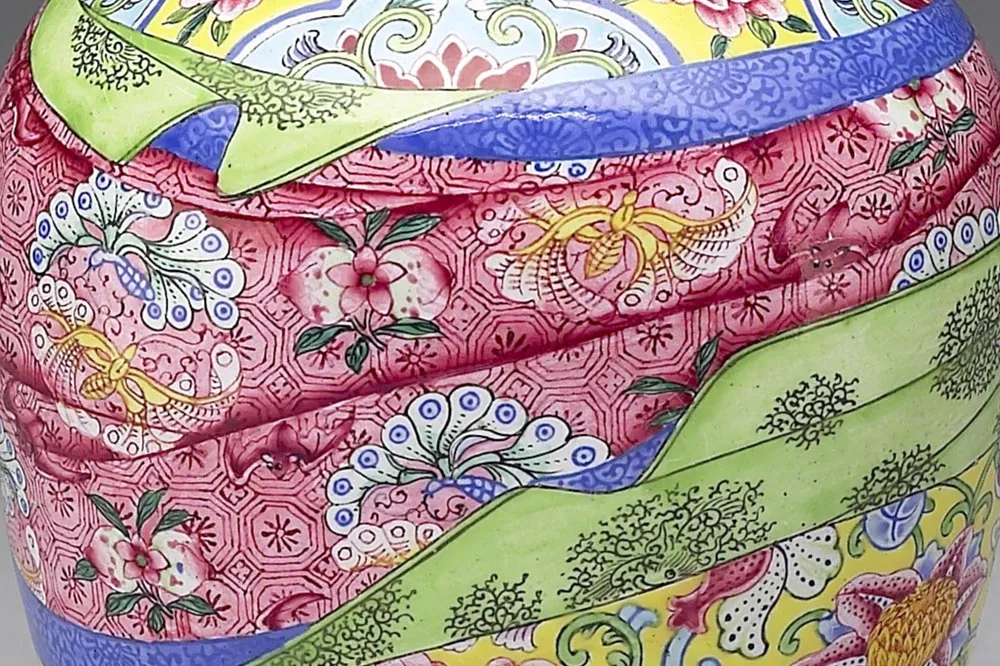 清代乾隆铜胎画珐琅包袱纹盖罐局部 (2)