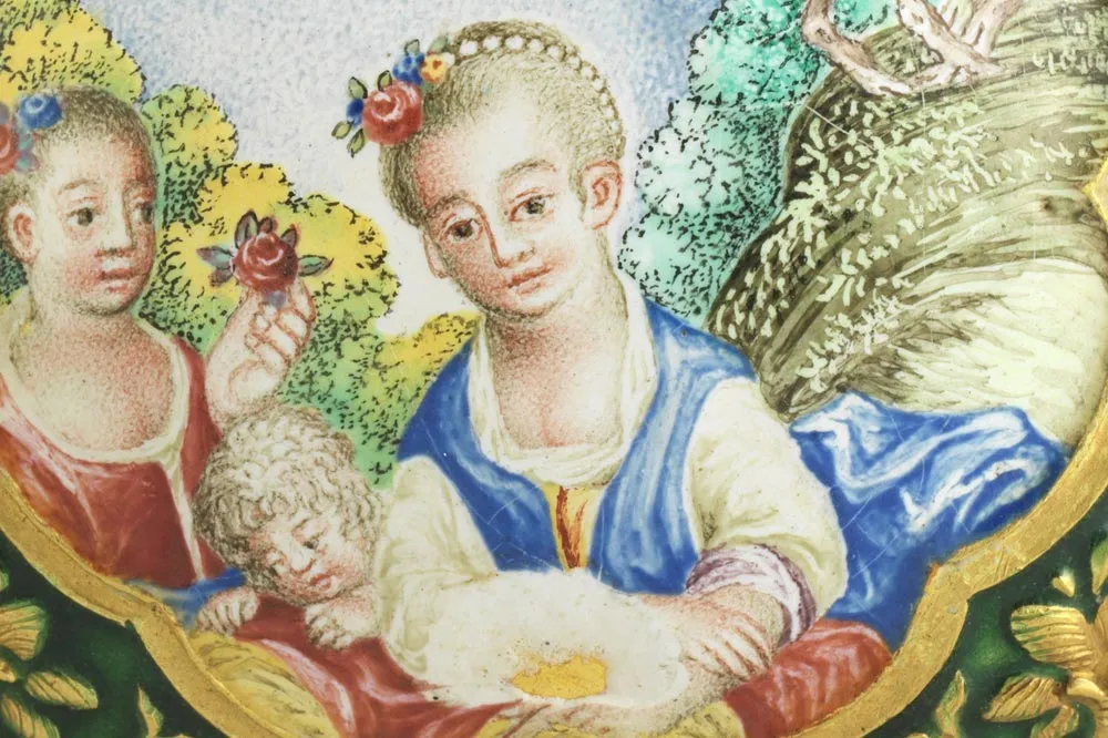 清代乾隆金胎内填兼画珐琅西方仕女图执壶局部 (1)