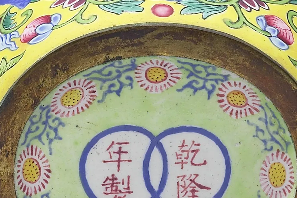 清代乾隆铜胎画珐琅包袱纹盖罐局部 (4)