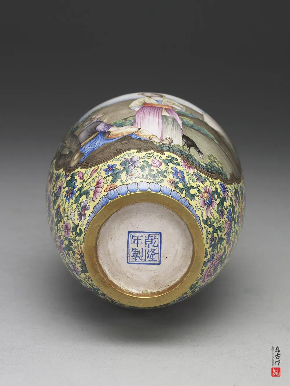 清代乾隆铜胎画珐琅西洋人物观音瓶-(4)