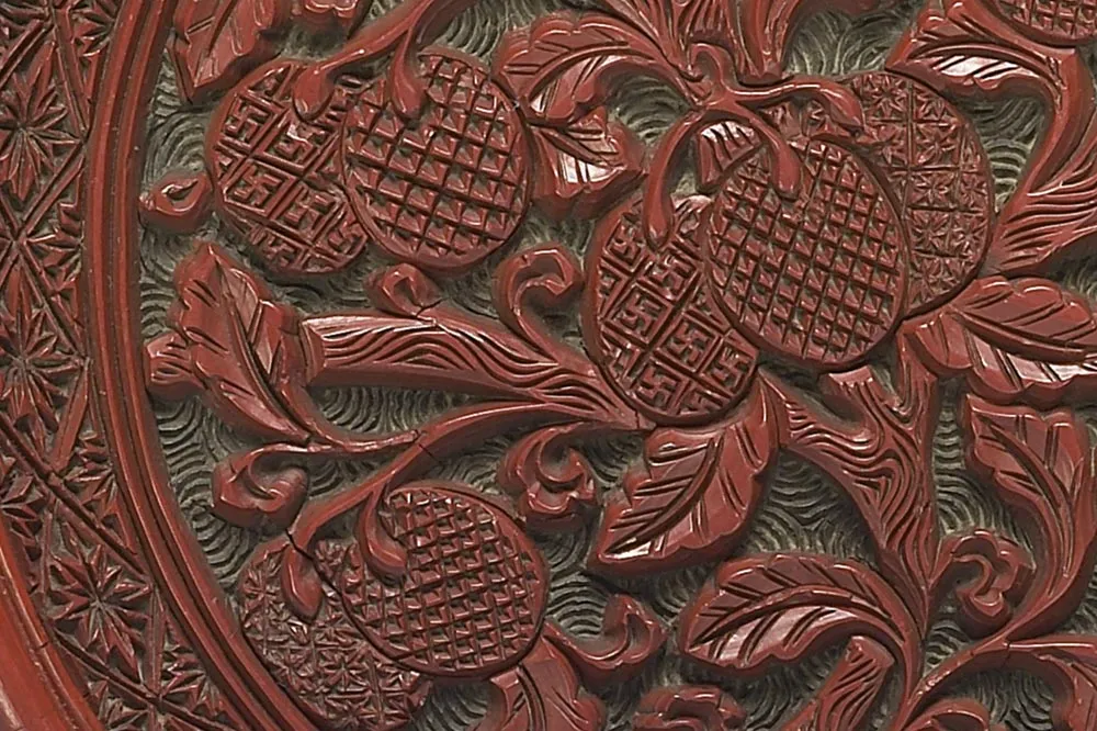 明代“剔红荔枝圆盘”漆器局部 (2)