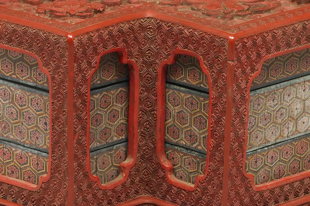 清代“剔红八宝方胜式套盒”漆器局部 (2)