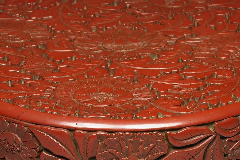 明代“剔红菊花圆盒”漆器局部 (2)