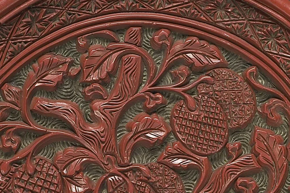 明代“剔红荔枝圆盘”漆器局部 (1)