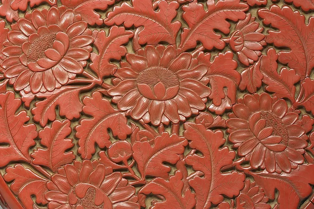 明代“剔红菊花圆盒”漆器局部 (3)