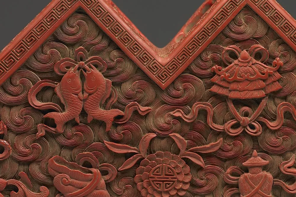 清代“剔红八宝方胜式套盒”漆器局部 (5)