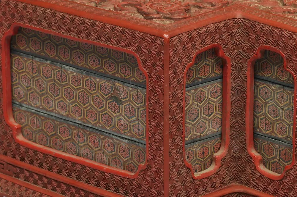 清代“剔红八宝方胜式套盒”漆器局部 (1)