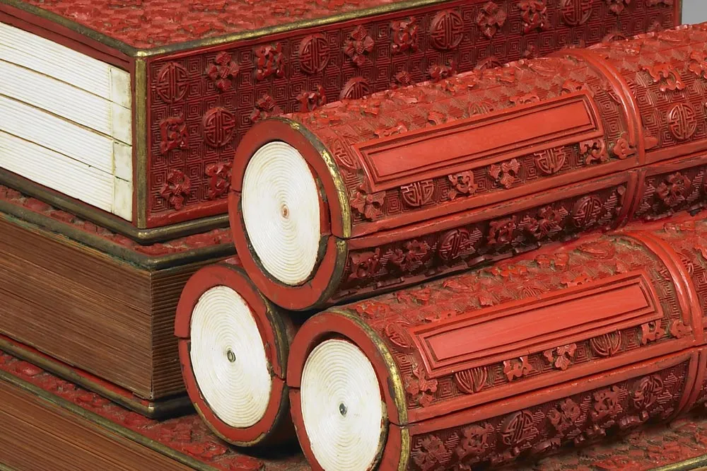 清代剔红卷书式三层套盒局部 (1)