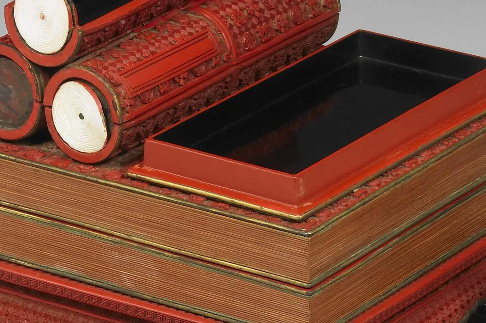清代剔红卷书式三层套盒局部 (3)