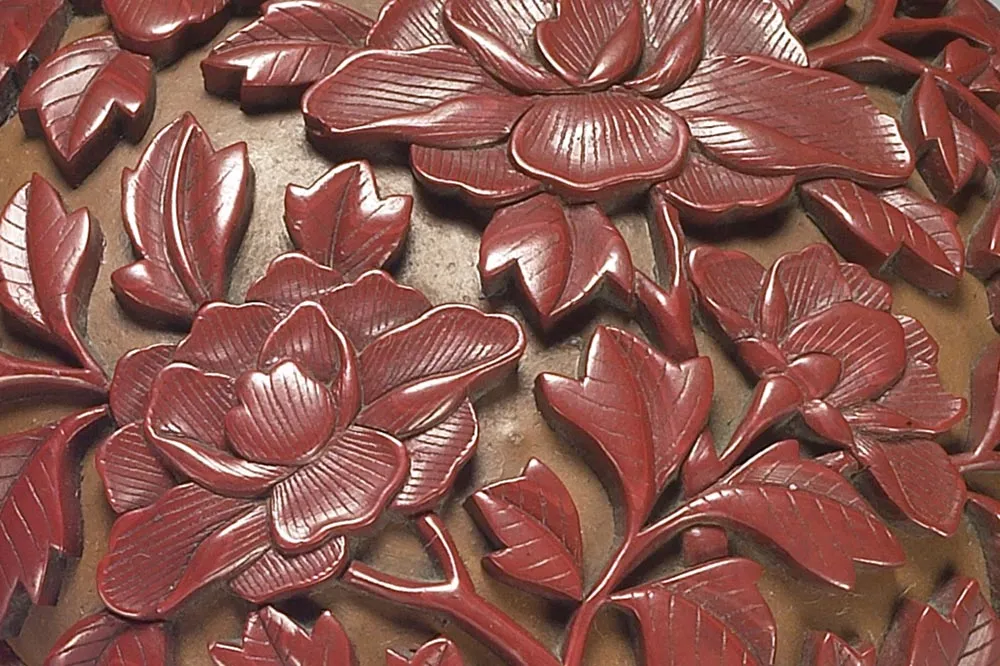 清代“剔红牡丹圆盒”漆器局部 (2)