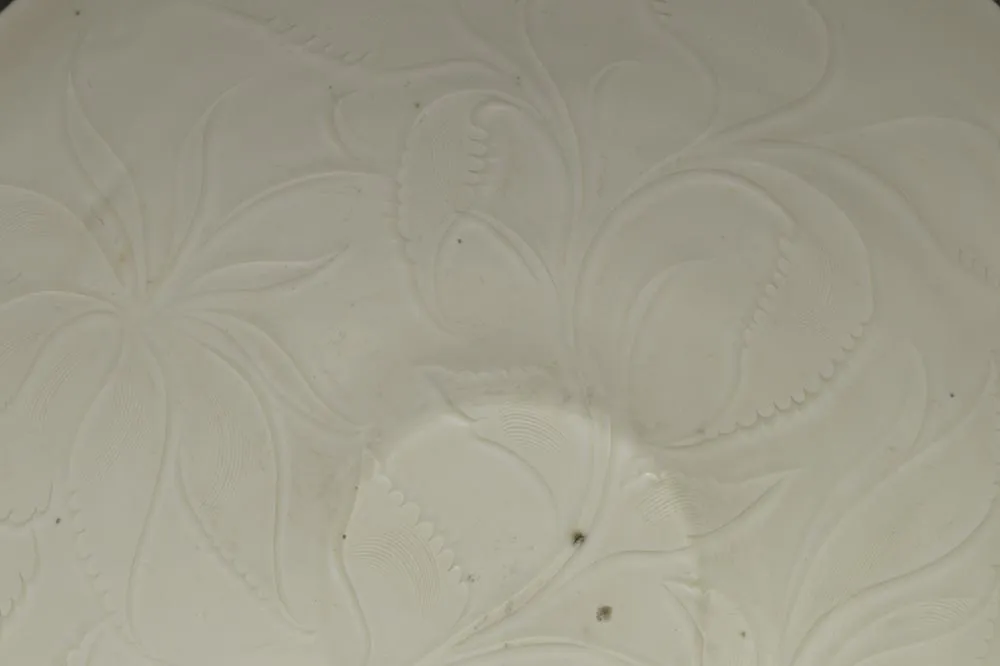 北宋“定窑白瓷划花牡丹纹花口碗”陶瓷器局部 (1)