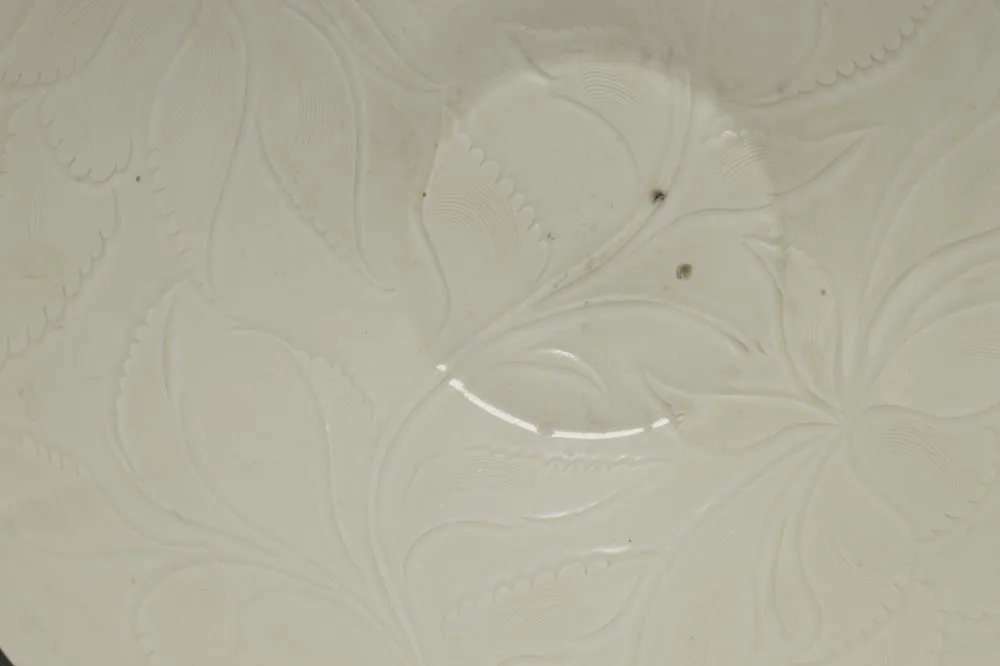 北宋“定窑白瓷划花牡丹纹花口碗”陶瓷器局部 (2)