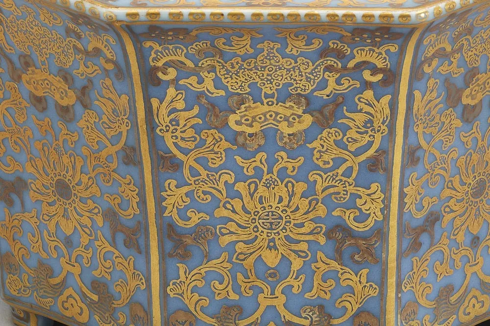 清代天蓝釉描金银番莲纹八方花盆局部 (1)