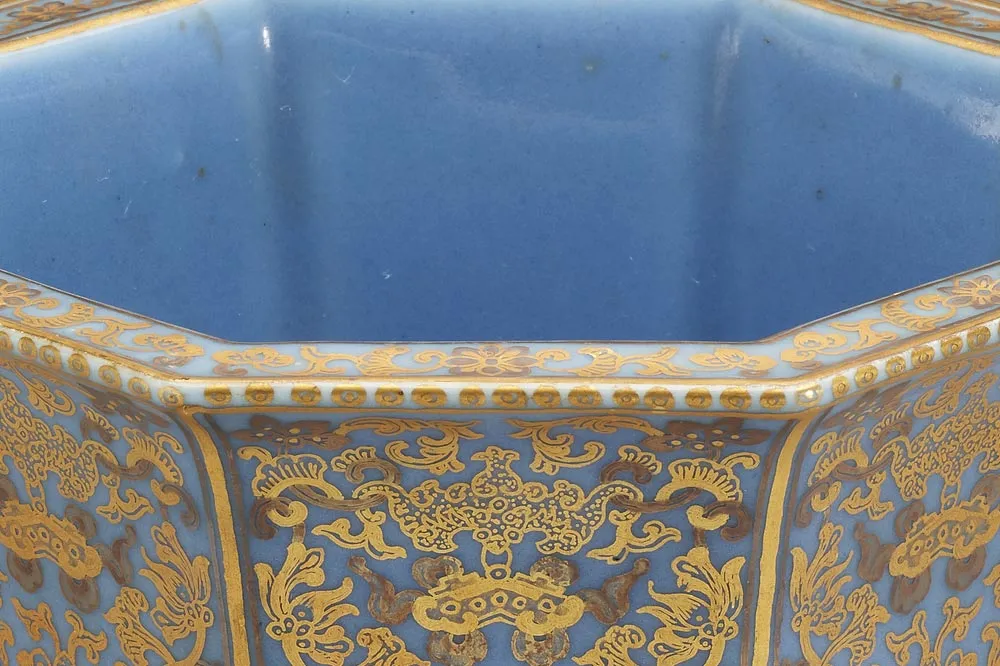 清代天蓝釉描金银番莲纹八方花盆局部 (2)