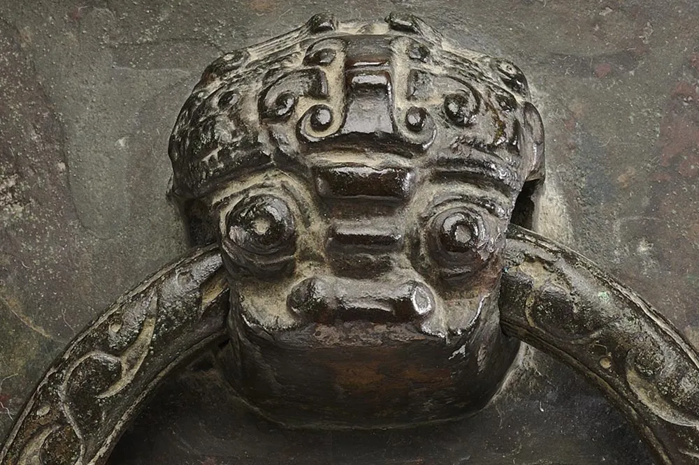 战国“嵌红铜鸟兽纹壶”铜器局部 (1)