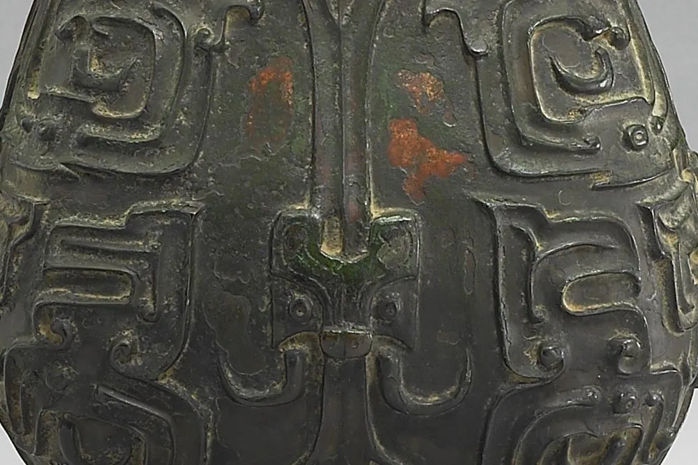 春秋早期“芮公壶”铜器局部 (1)