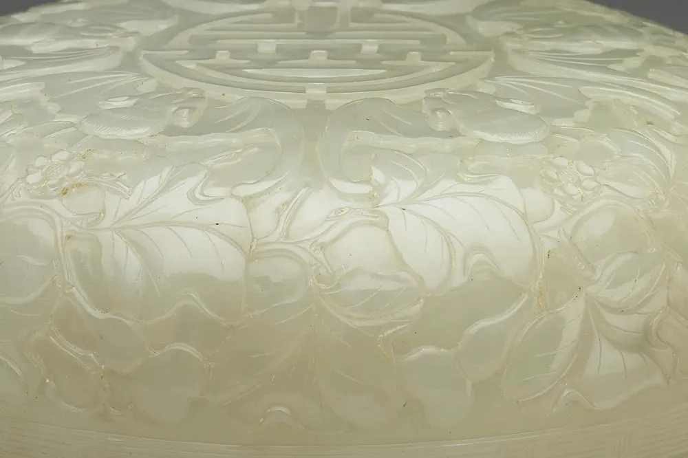 清代乾隆玉五福拱寿圆盒局部 (1)