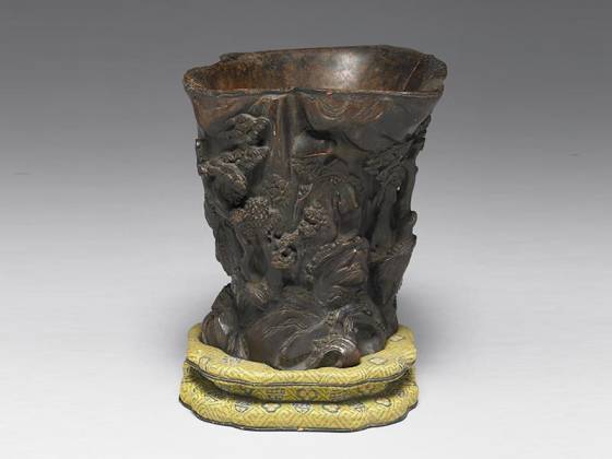 清代“沉香木雕山水笔筒”雕刻