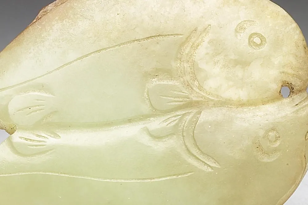 明時代後期〜清時代前期　古玉双魚佩(そうぎょはい)　翡翠(ヒスイ) 　双魚形玉佩 明代“玉双鱼佩”玉器- 玉器高清图片下载- 集古作网